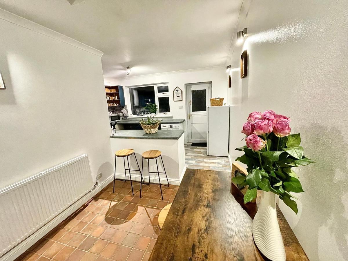 Traditional Cosy Pet Friendly Cottage By The Canal With Cymru Holidays Cwmbran Exterior photo