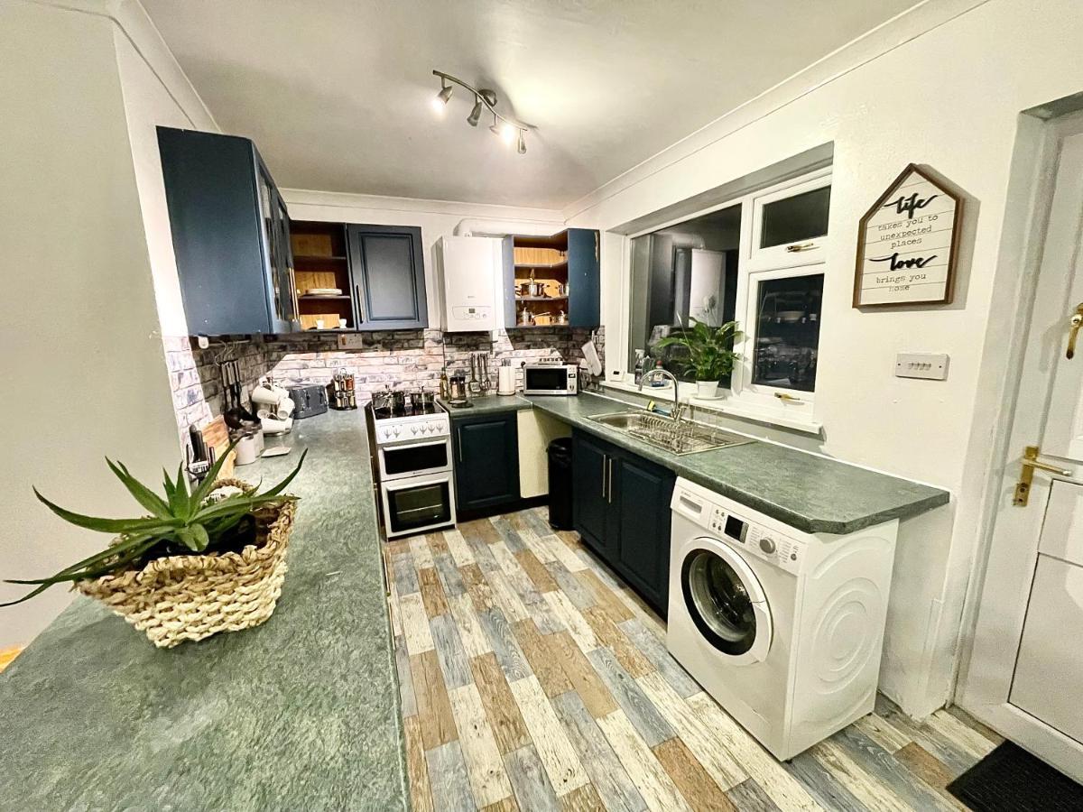 Traditional Cosy Pet Friendly Cottage By The Canal With Cymru Holidays Cwmbran Exterior photo